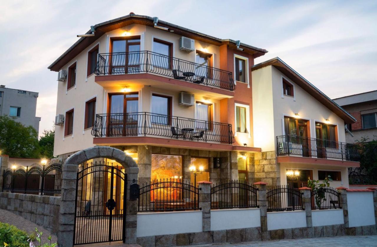 Family Hotel Preslav Eksteriør bilde